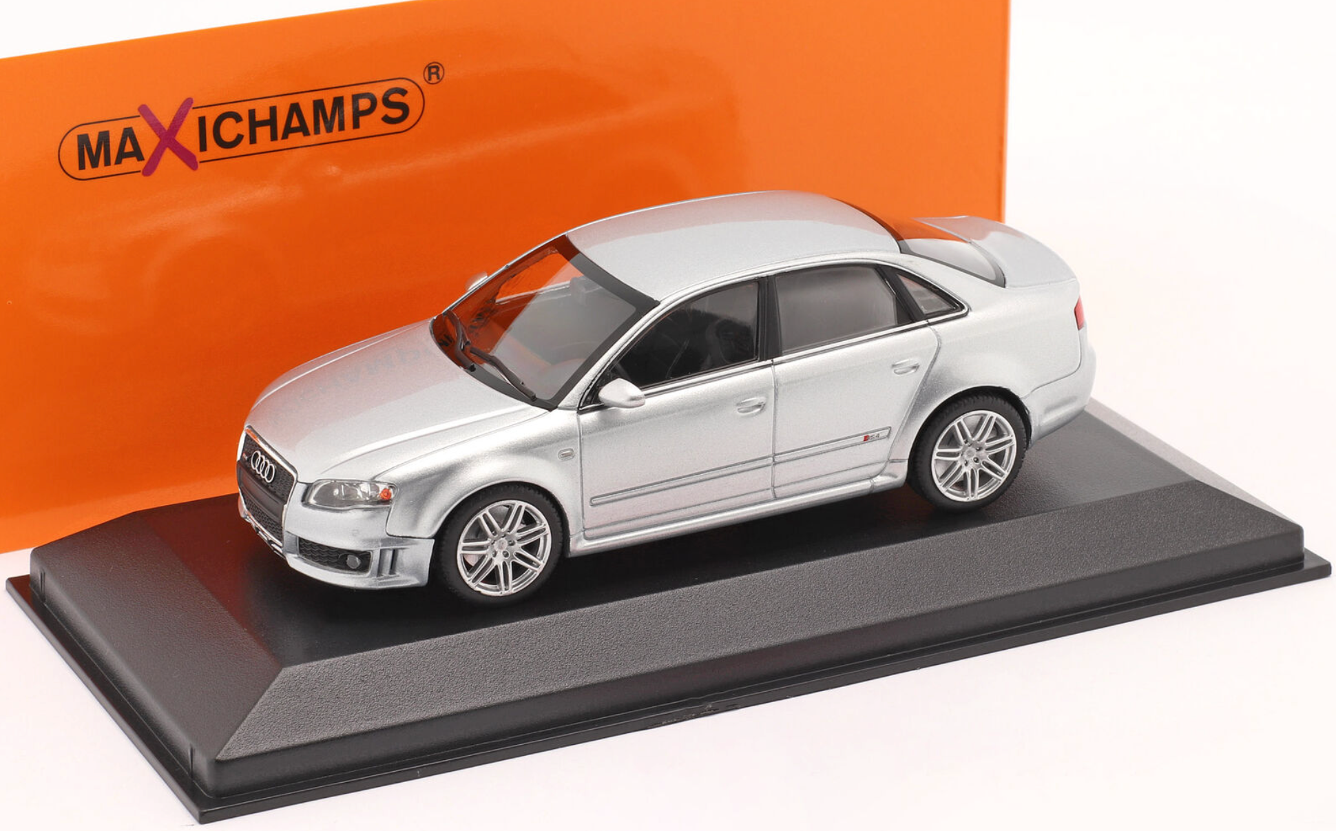 Модель автомобиля Maxichamps 1:43 Audi RS 4 8E Silver Metallic (940014601)