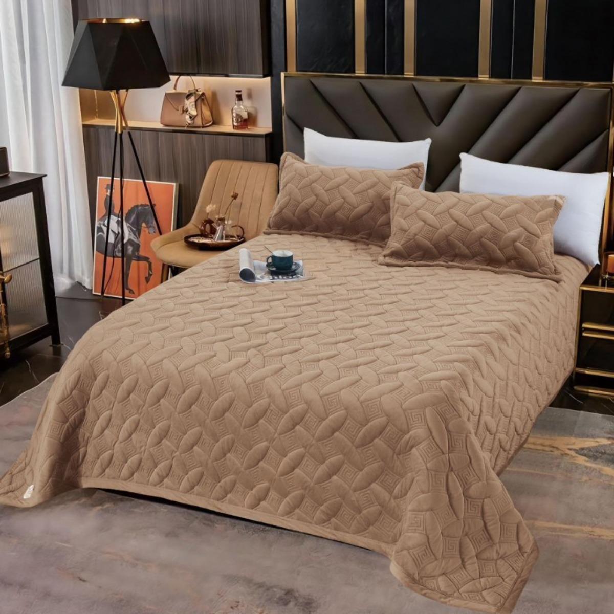 Покривало велюрове стьобане Koloco 2 наволочки євро 220х240 см Бежевий (40045) - фото 1