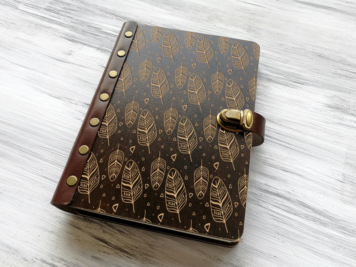 Блокнот WoodPresentStudio Пір'я в обкладинці з дерева 100 аркушів чорні без лінівки Темне дерево - фото 2 Блокнот WoodPresentStudio Пір'я в обкладинці з дерева 100 аркушів чорні без лінівки Темне дерево - фото 2