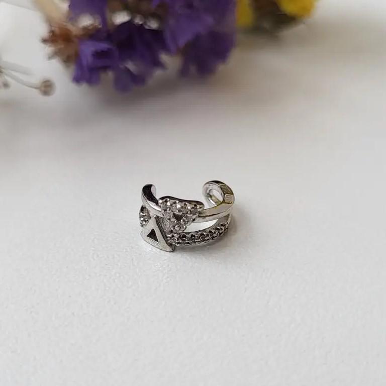 Серьга из серебра каффа два треугольника в камнях 1 шт.