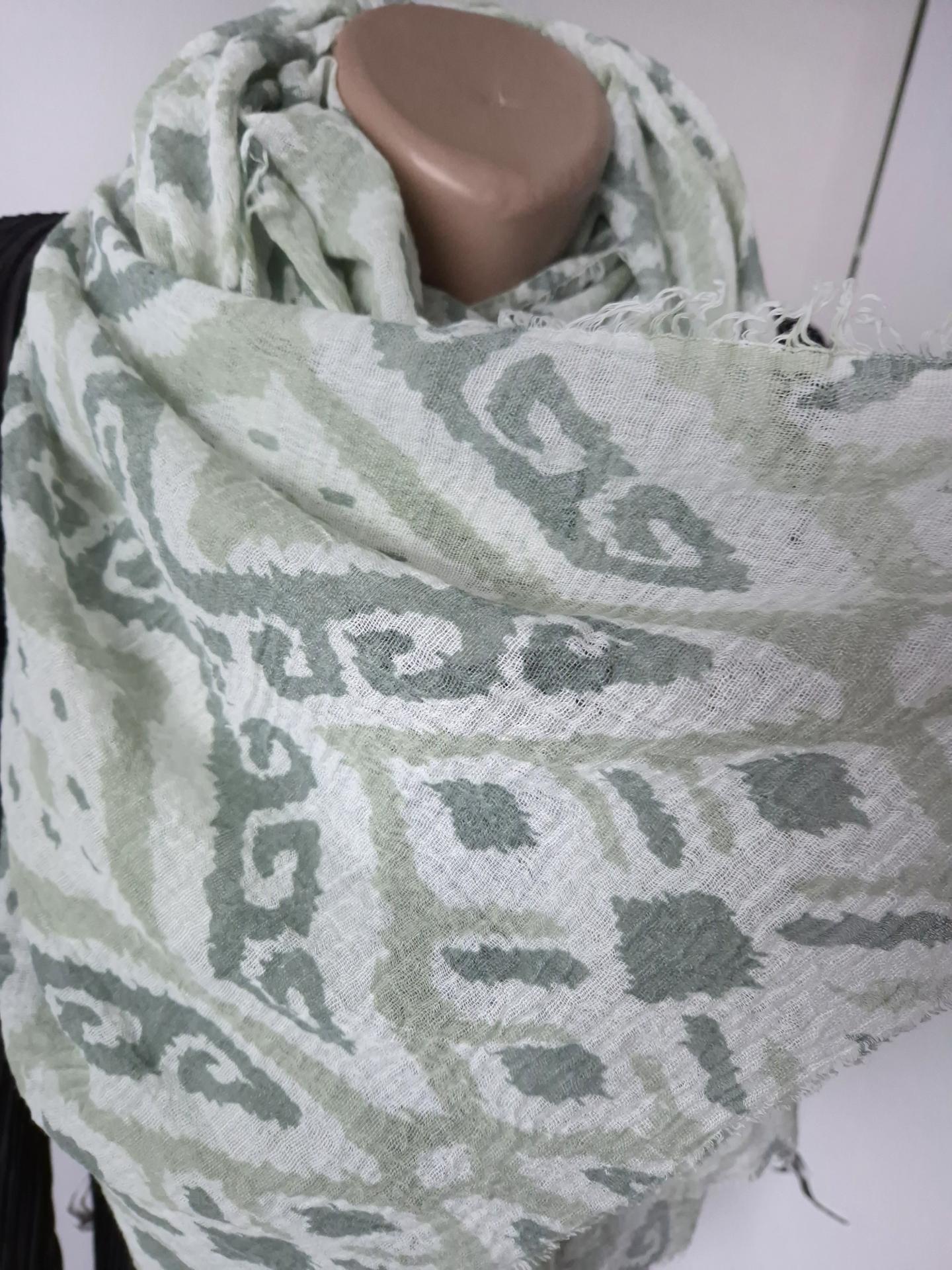 Шарф-палантин жіночий в геометричний принт весна-осінь 184х96 см Зелений (15084) - фото 9 Шарф-палантин жіночий в геометричний принт весна-осінь 184х96 см Зелений (15084) - фото 9