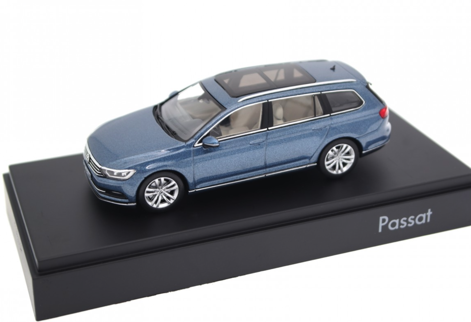Модель автомобиля 1:43 Volkswagen Passat B8 Variant Harvard Blue (3G9099300AB5J) Модель автомобиля 1:43 Volkswagen Passat B8 Variant Harvard Blue (3G9099300AB5J)