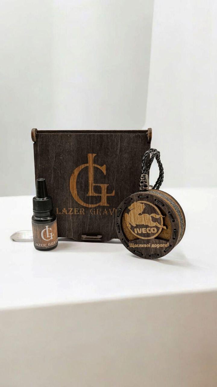 Ароматизатор для авто Iveco многоразовый из дерева/войлока и аромапарфюм 10 мл в подарочной коробке (115) Ароматизатор для авто Iveco многоразовый из дерева/войлока и аромапарфюм 10 мл в подарочной коробке (115)