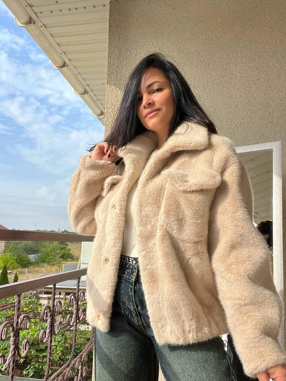 Шуба жіноча A-N 6627 коротка штучне хутро накладені кишені кнопки на резинці OS Бежевий (2736) - фото 5 Шуба жіноча A-N 6627 коротка штучне хутро накладені кишені кнопки на резинці OS Бежевий (2736) - фото 5