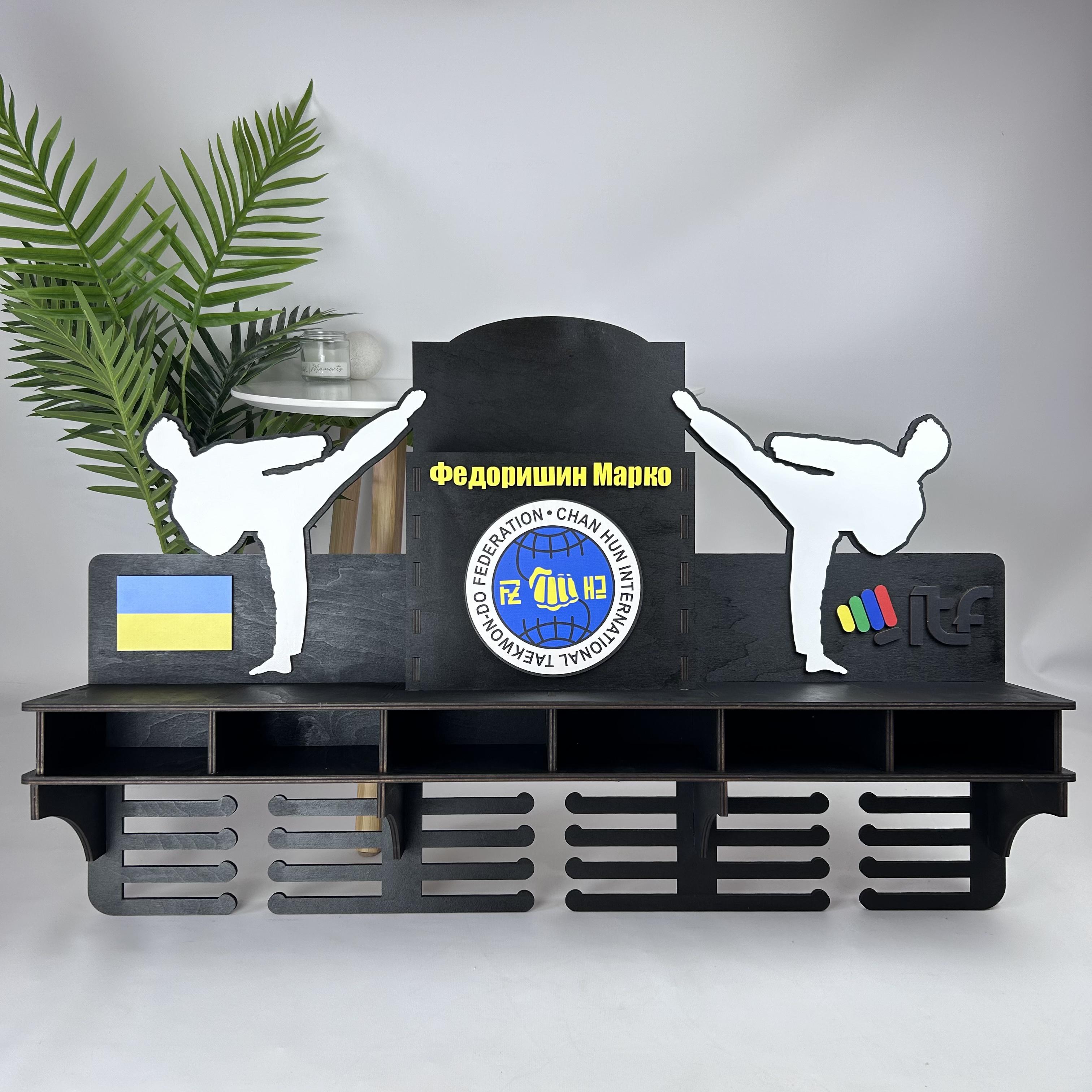 Полка именно большая с отделениями для поясов Тхеквондо (МЕ-0090)