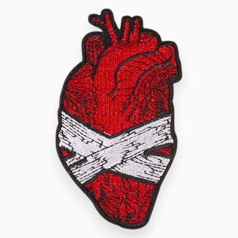 Термоаппликация Bandaged heart вышитая 10,6х6,2 см 1 шт. Черно-красный (АК1006с56)