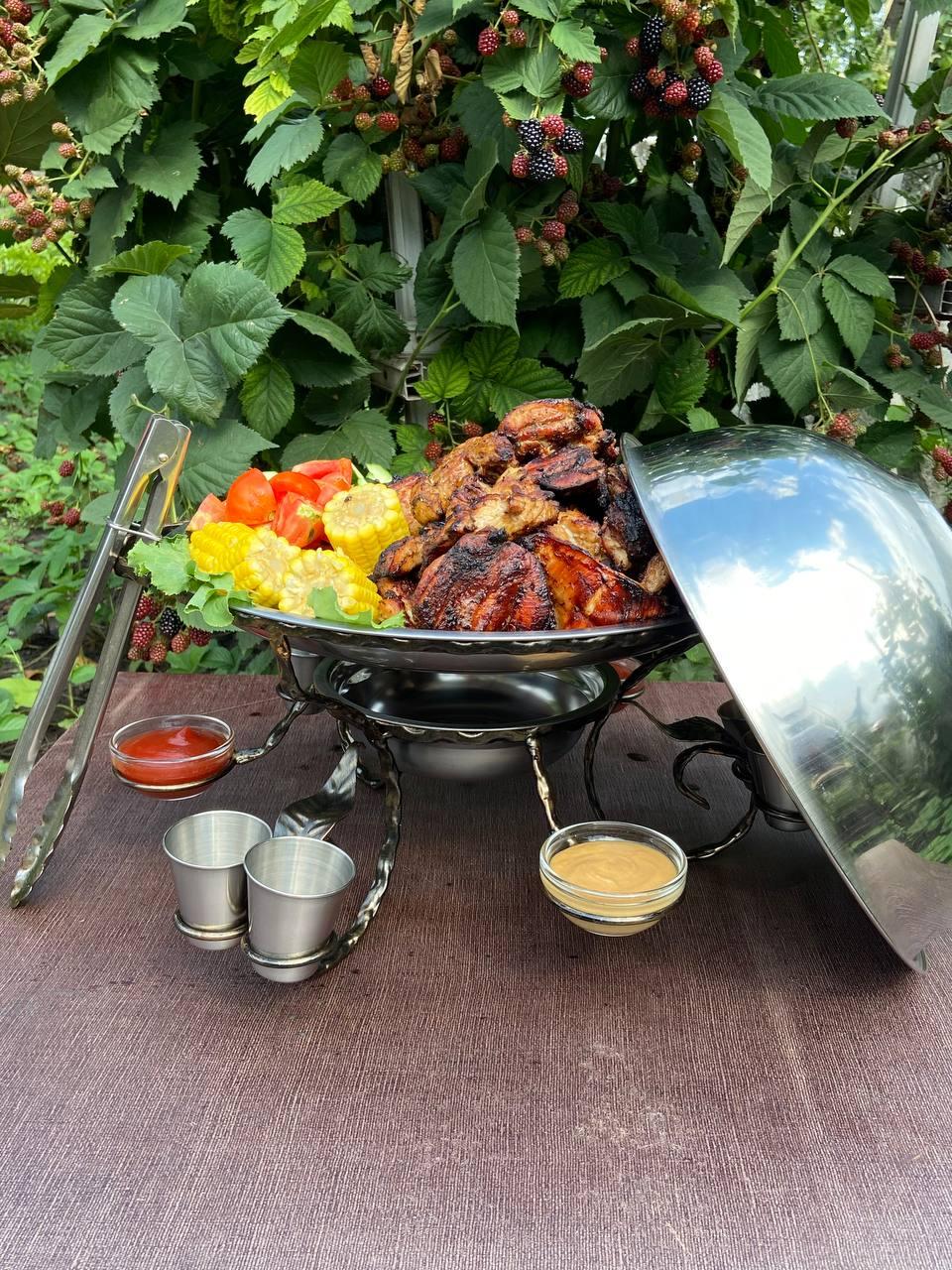 Садж для підігріву шашлика з соусницями і стопками 36 см та щипці - фото 3