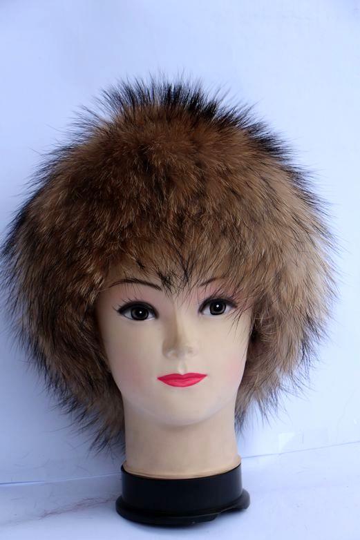 Шапка женская зимняя натуральная из меха енота (28573)