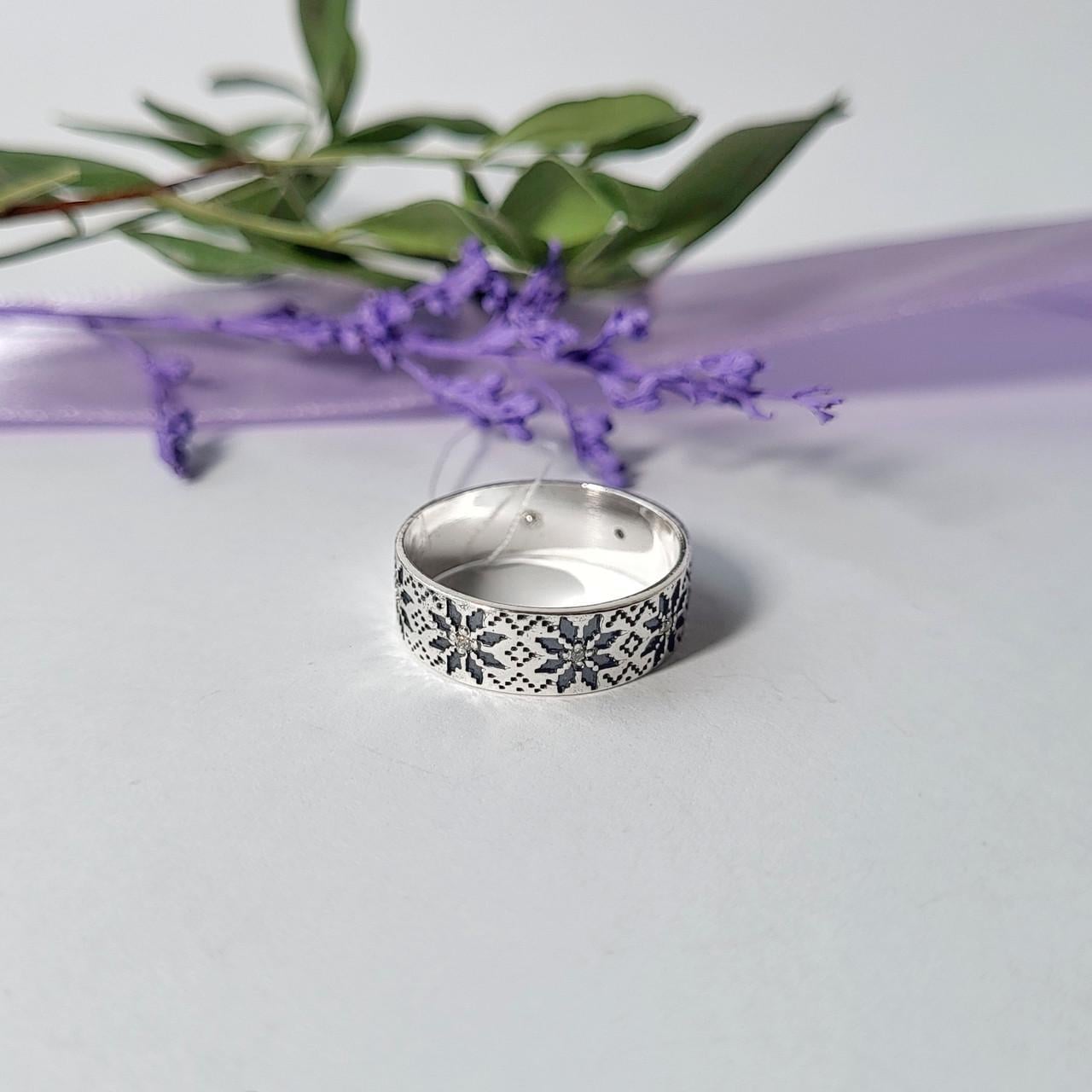 Кольцо женское серебряная широкая вышиванка с Белыми камнями р.16