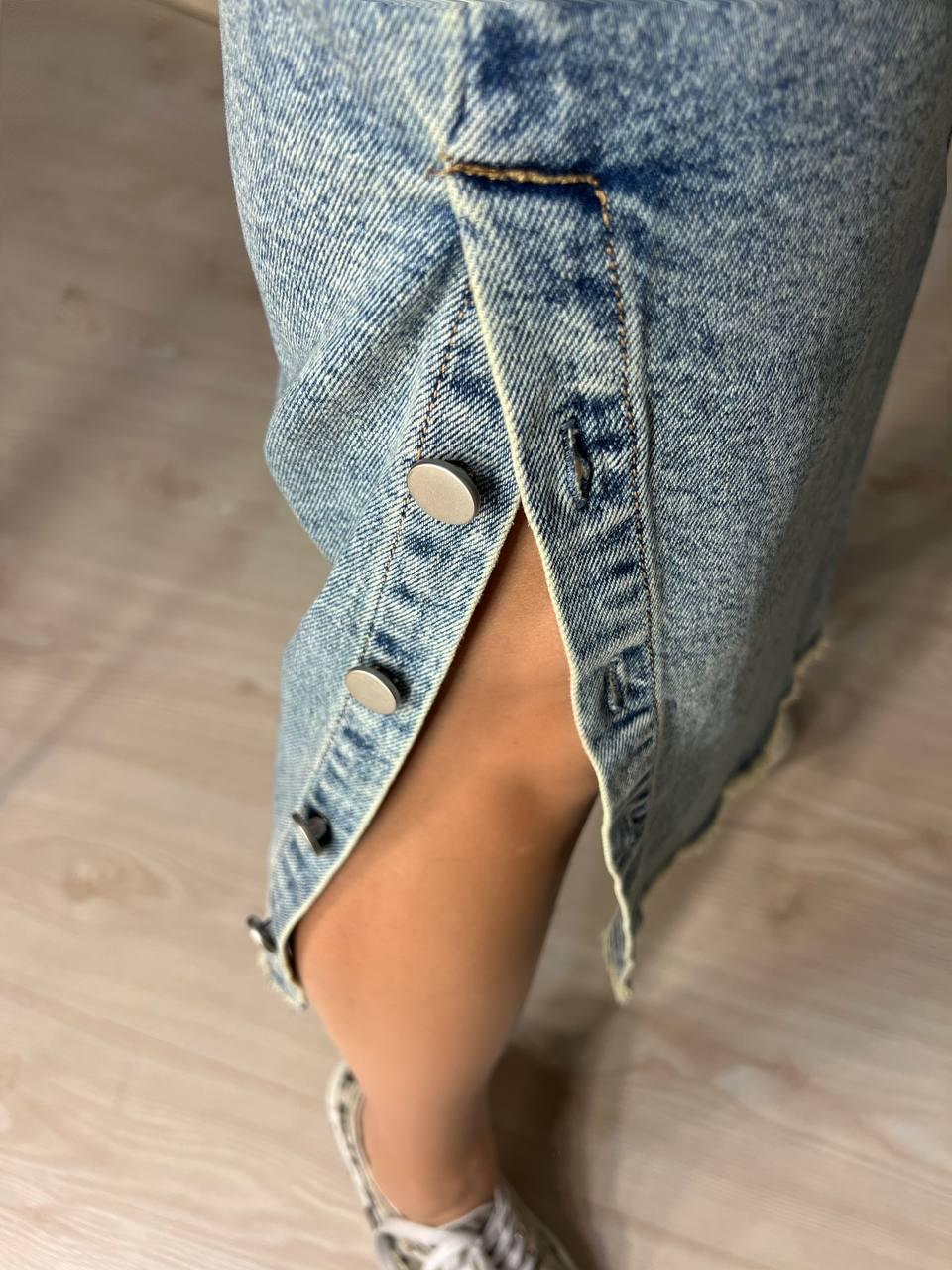 Юбка женская джинсовая Liana 381 ниже колена резинка на талии разрезы по бокам на пуговицах р. 33 Голубой (3578) - фото 4 Юбка женская джинсовая Liana 381 ниже колена резинка на талии разрезы по бокам на пуговицах р. 33 Голубой (3578) - фото 4