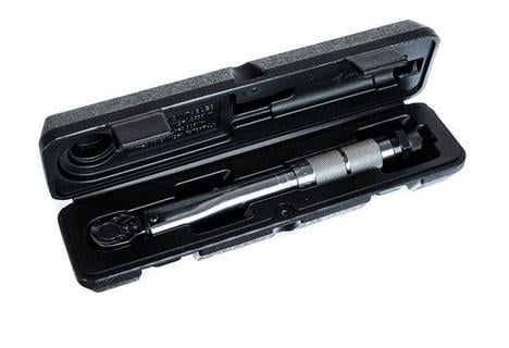 Динамометрический ключ для автолюбителей универсален в защитном кейсе