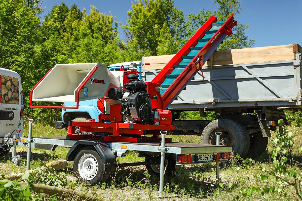 Подрібнювач гілок Arpal на шматки дров з бензиновим двигуном на причепі з поворотною платформою (АМ-200БД-К) - фото 26 Подрібнювач гілок Arpal на шматки дров з бензиновим двигуном на причепі з поворотною платформою (АМ-200БД-К) - фото 26