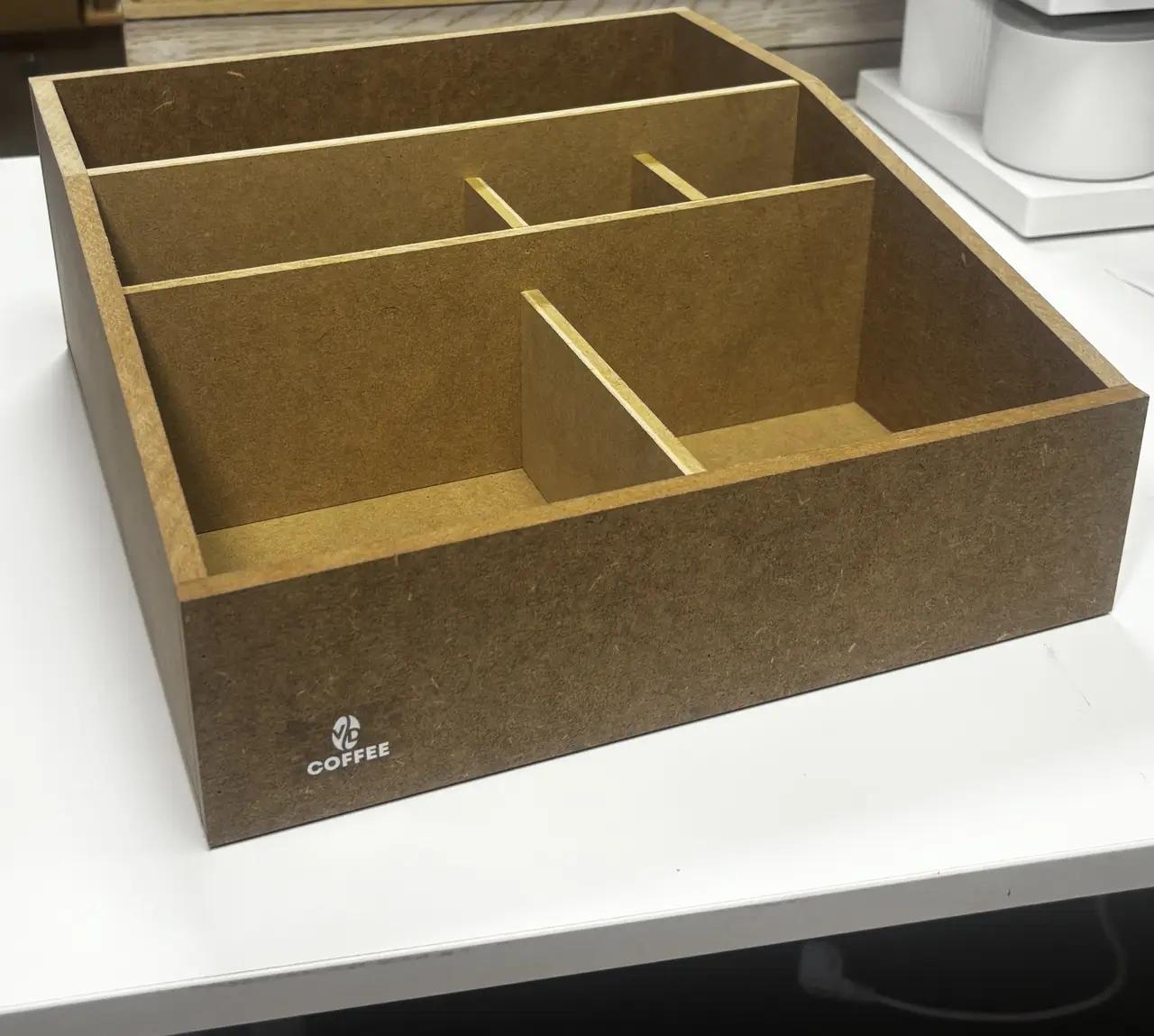 Барный органайзер деревянный VD Standart для крышек стаканчиков/салфеток/трубочек 6 секций Коричневый (1912) - фото 4 Барный органайзер деревянный VD Standart для крышек стаканчиков/салфеток/трубочек 6 секций Коричневый (1912) - фото 4