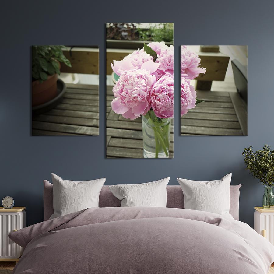 Картина на холсте триптих Букет пионов в прозрачной вазе 66x40 см (966-32)