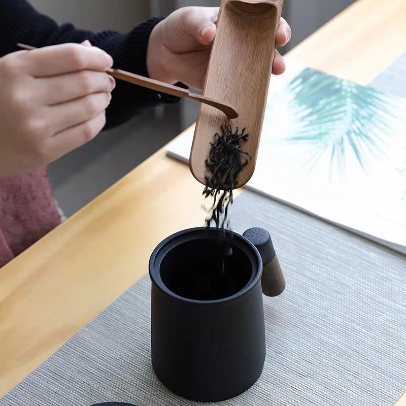 Чашка-заварник для чая керамическая с фильтром/ситом и крышкой 450 мл Черный (782734) - фото 3 Чашка-заварник для чая керамическая с фильтром/ситом и крышкой 450 мл Черный (782734) - фото 3