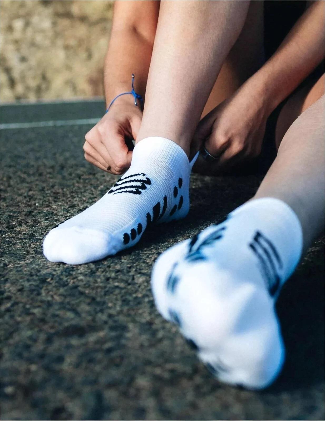 Носки Compressport Pro Racing Socks V4.0 Run Low T3 р. 42-44 White/Black (58b253c3) - фото 4