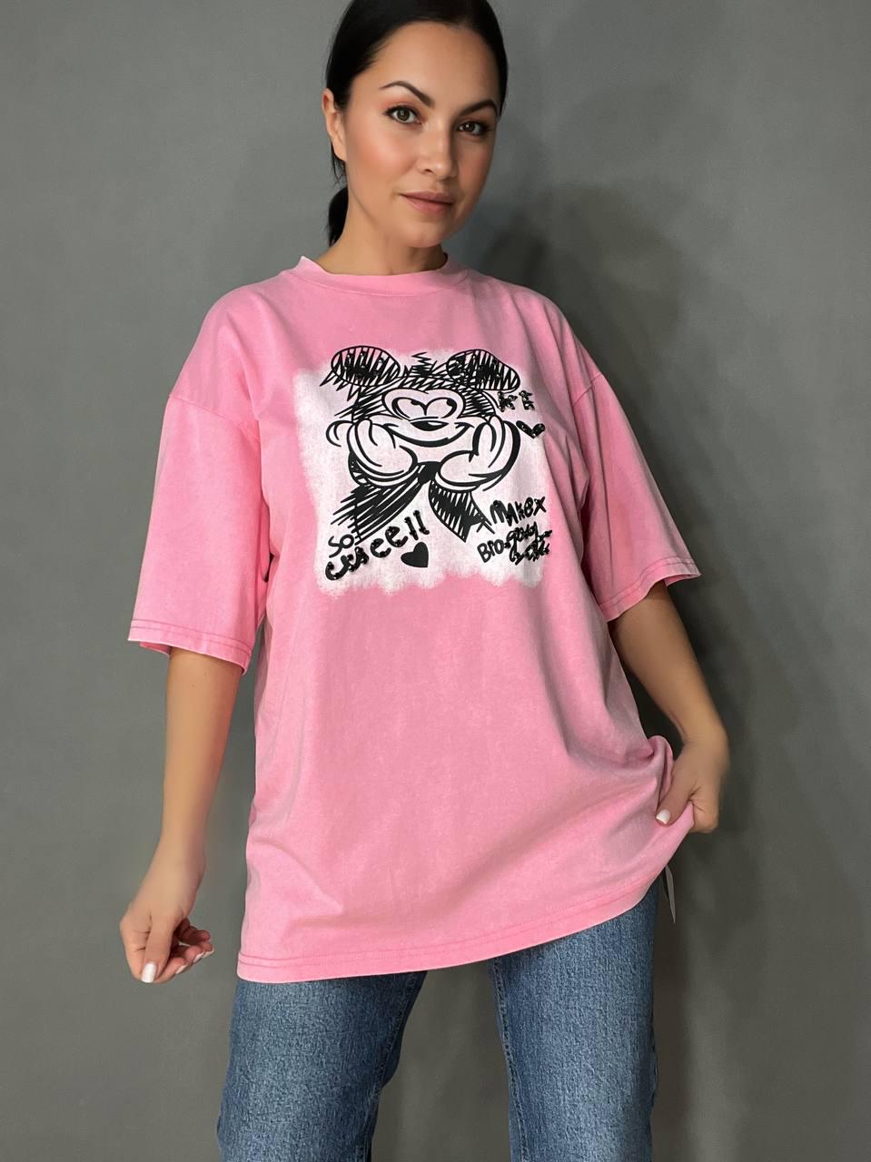 Футболка жіноча A-N 25008 оверсайз подовжена варена тай дай принт Міккі маус попереду з камінчиками OS Рожевий (3443)