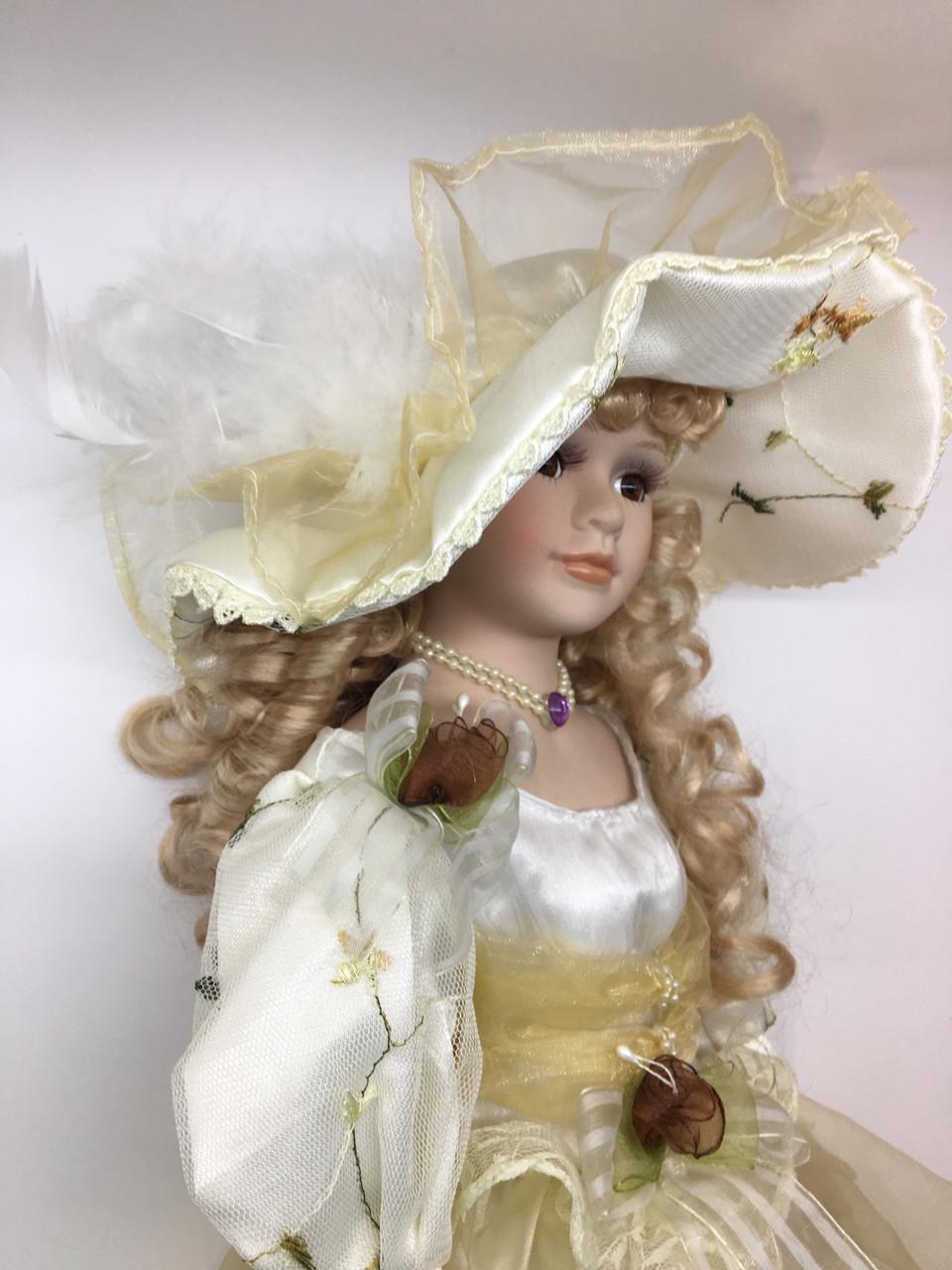 Лялька сувенірна Porcelain doll Кароліна порцелянова 50 см (1303-04) - фото 4