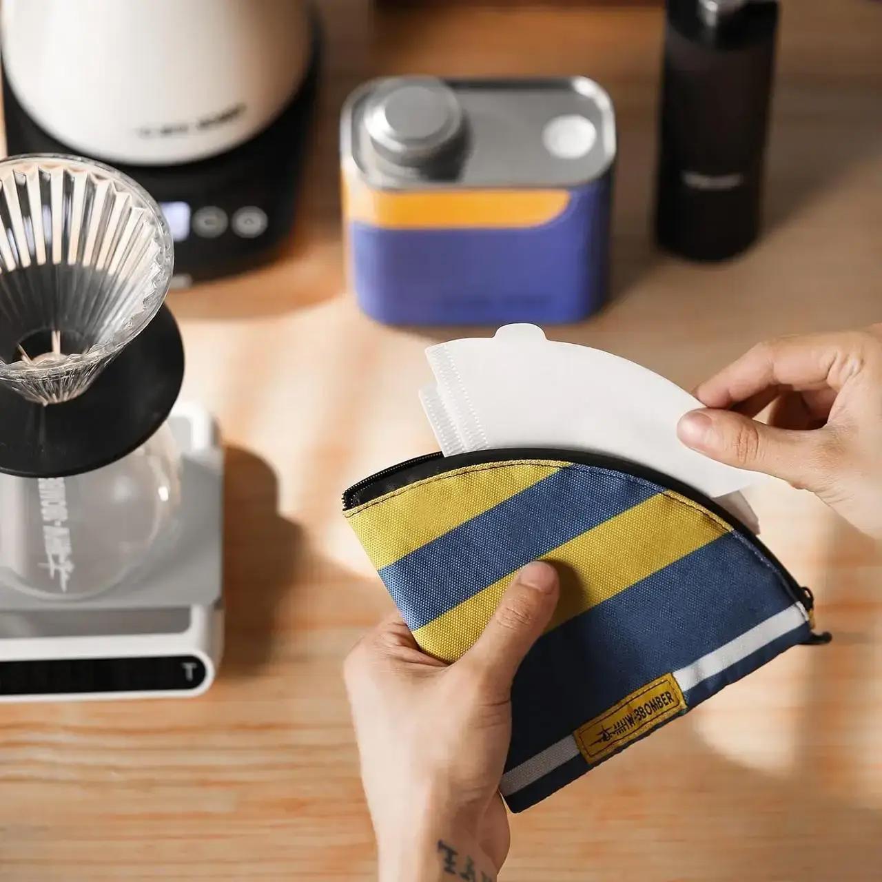 Портативный чехол MHW-3BOMBER Filter Paper Bag для фильтров V60 Желто-синий (FPB5941) - фото 2 Портативный чехол MHW-3BOMBER Filter Paper Bag для фильтров V60 Желто-синий (FPB5941) - фото 2