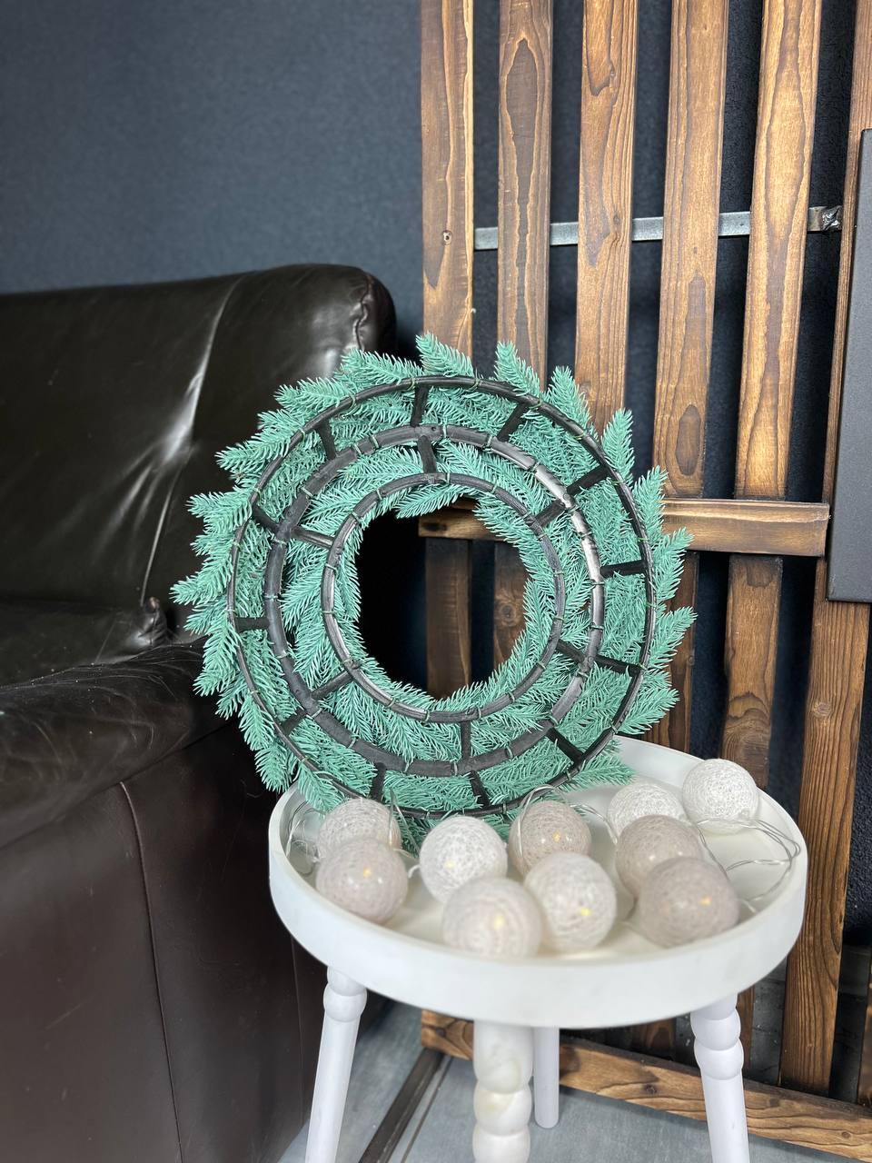 Новорічний вінок Віденський зі штучної хвої 40 см Блакитний (YA678610) - фото 6 Новорічний вінок Віденський зі штучної хвої 40 см Блакитний (YA678610) - фото 6