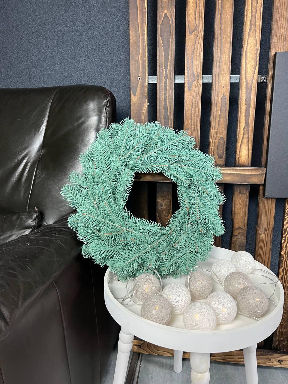 Новорічний вінок Тріумф зі штучної хвої 40 см Блакитний (YA678607)