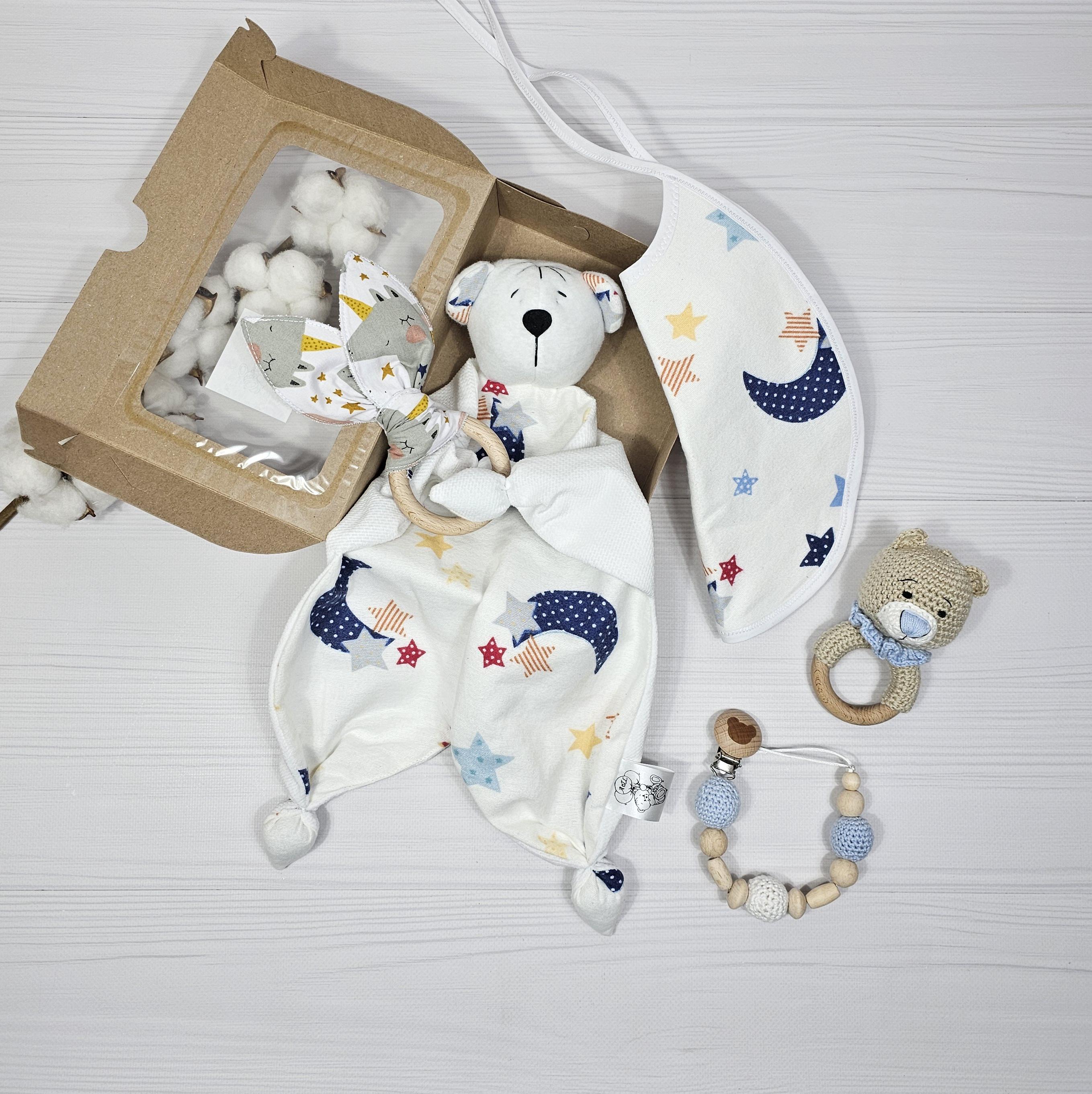 Набор игрушек для малыша a.l.babybox Звездочки и луна цветные комфортер со слюнявчиком 5 шт. (23743555)