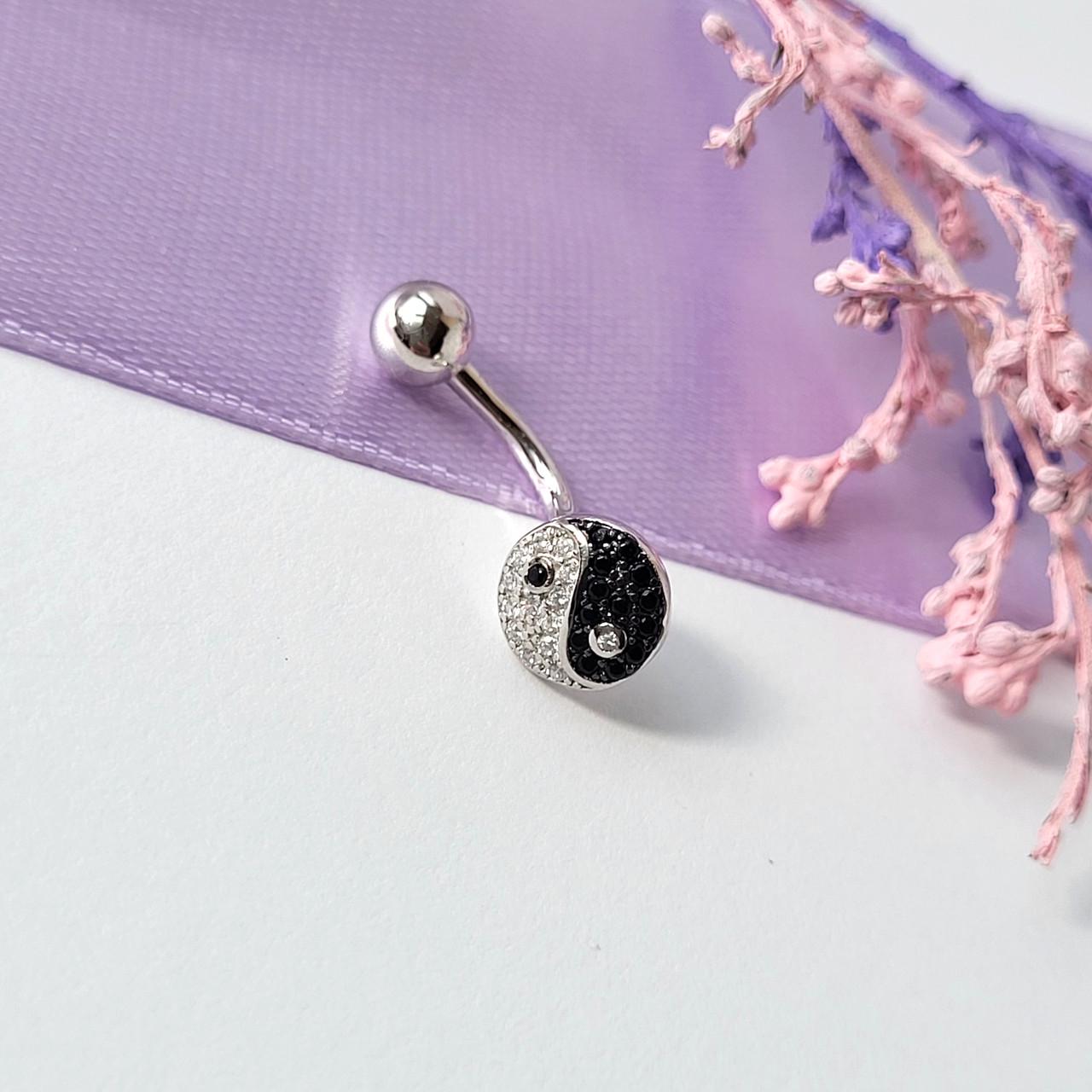 Пирсинг в пупок инь янь с белыми и черными камнями серебро 925 пробы родированное 1,40 г (пр2фл/028)
