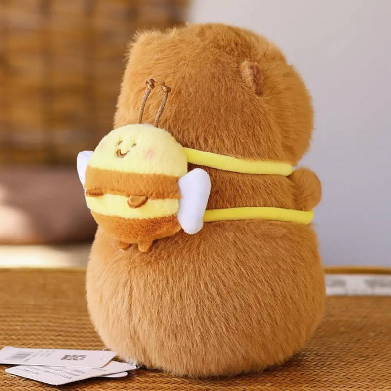 М'яка іграшка плюшева капібара з бджолиним рюкзачком 30,5 см (2773421399) М'яка іграшка плюшева капібара з бджолиним рюкзачком 30,5 см (2773421399)