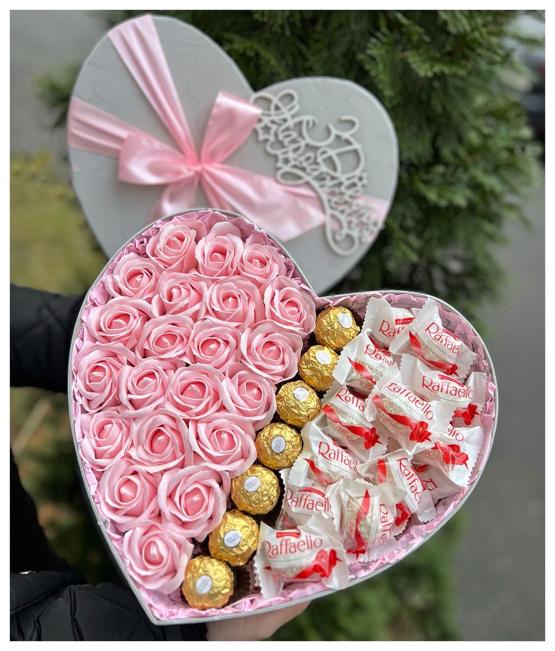 Подарочный бокс Сердце маме на день рождения с конфетами и розами из мыла розы 23 шт. Розовый (2054786782)