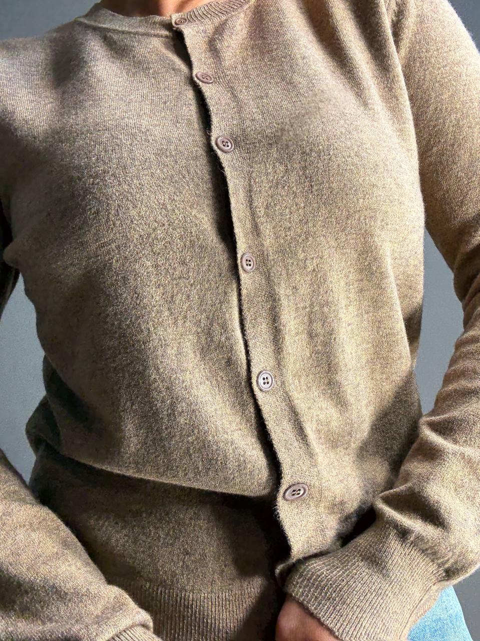 Кардиган женский AN 82896 однотонный на пуговицах универсальный One Size Коричневый - фото 4 Кардиган женский AN 82896 однотонный на пуговицах универсальный One Size Коричневый - фото 4