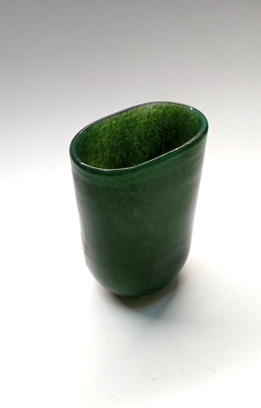 Ваза стеклянная Гутняр 18х8х13 см Зеленый - фото 2