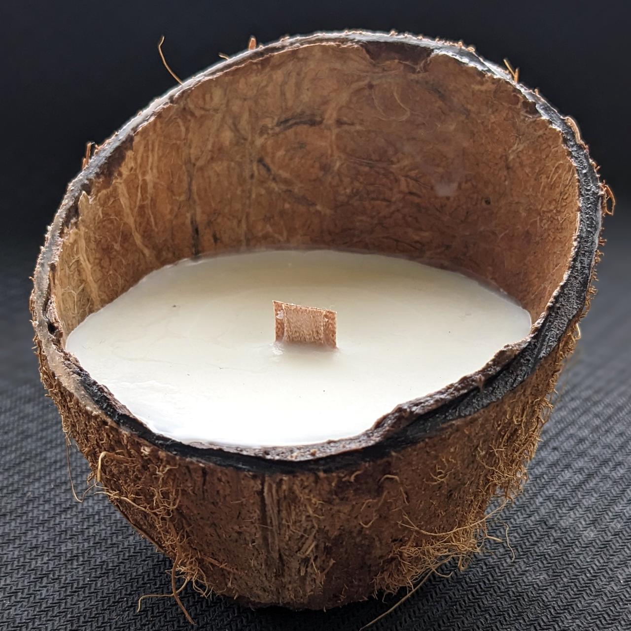 Свеча натуральная из соевого воска с деревянным фитилем в кокосовой скорлупе (2489545108)