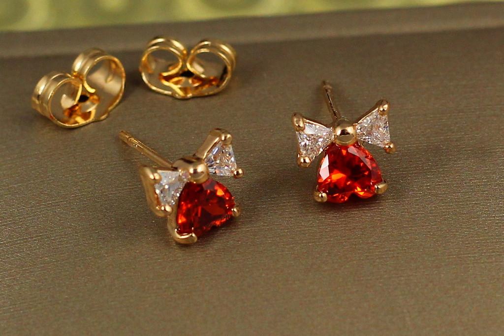 Серьги гвоздики Xuping Jewelry Сердце с бантиком с красным камнем 7 мм Золотистый (2089179772)