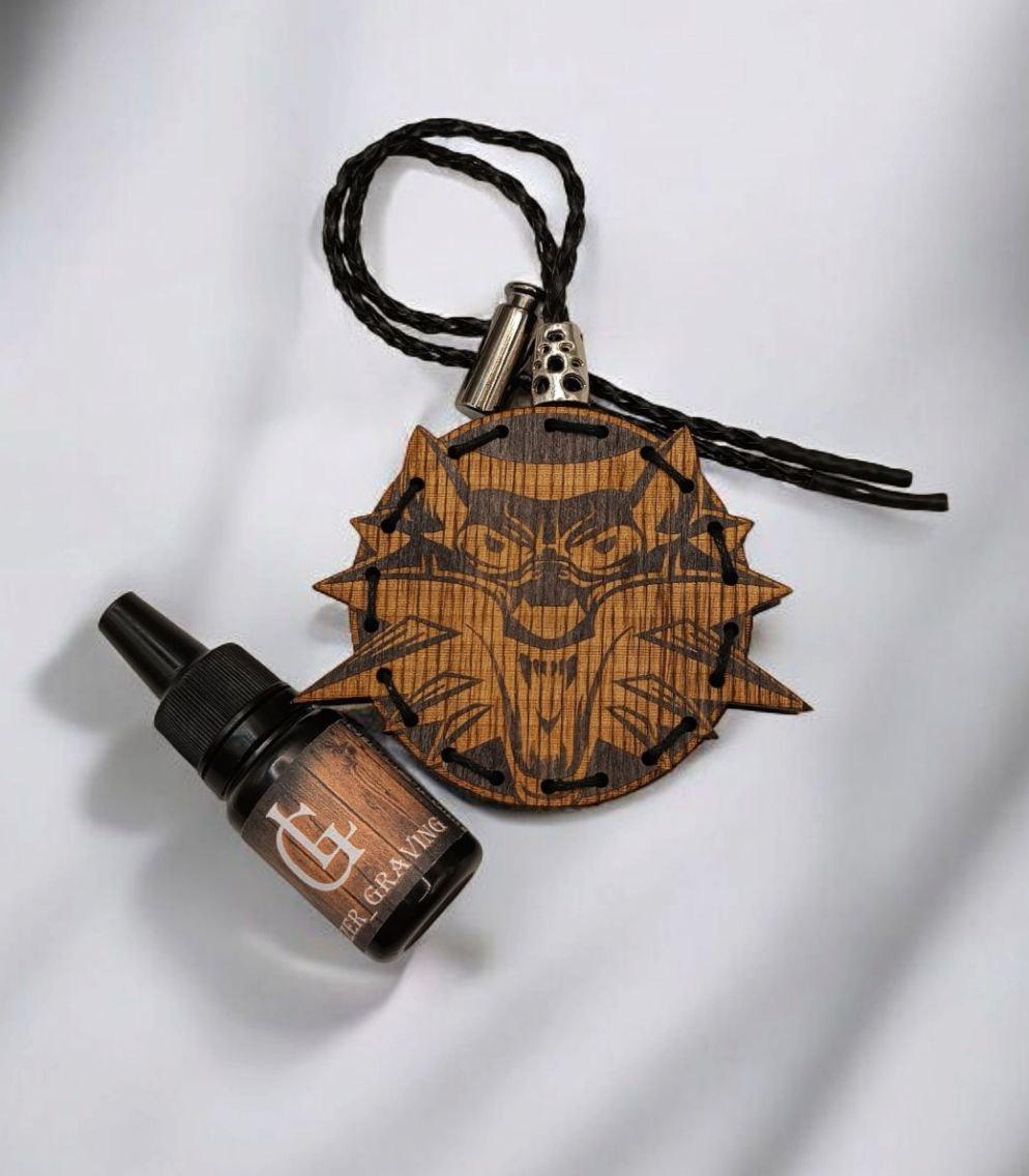 Ароматизатор для авто многоразовый Ведьмак Волк из дерева/войлока и аромапарфюм 10 мл (120)