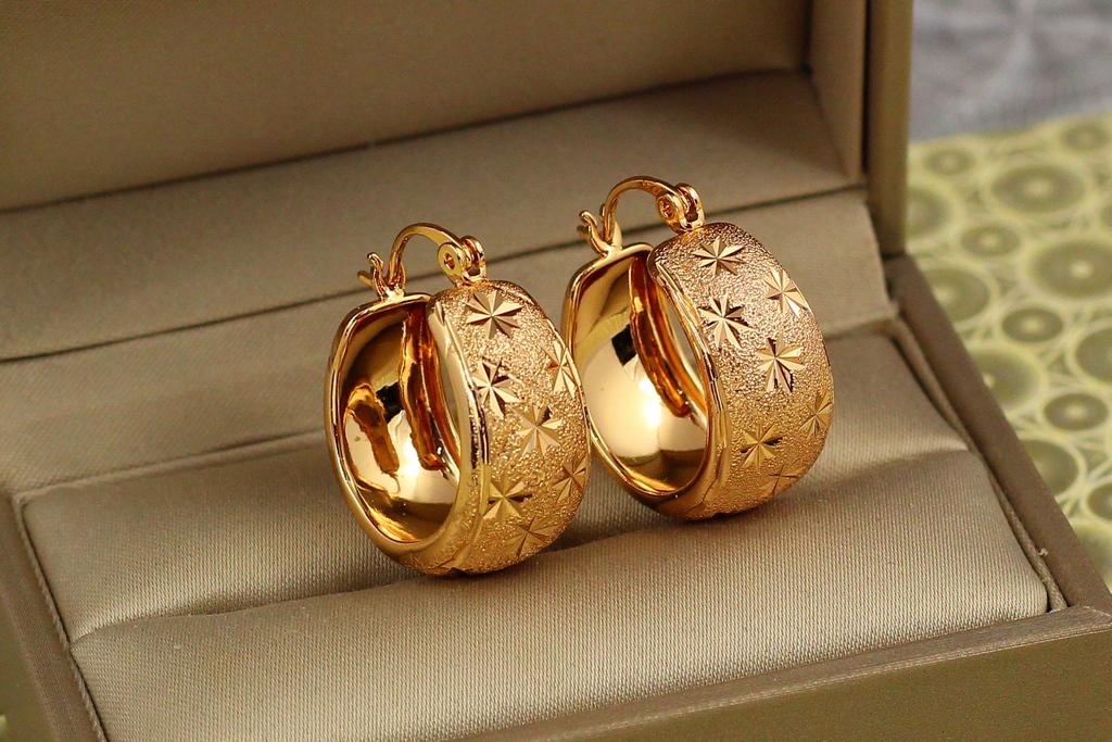 Серьги кольца Хuping Jewelry широкие шагреневые со звездочками 2,5 см Золотистый (26891772)