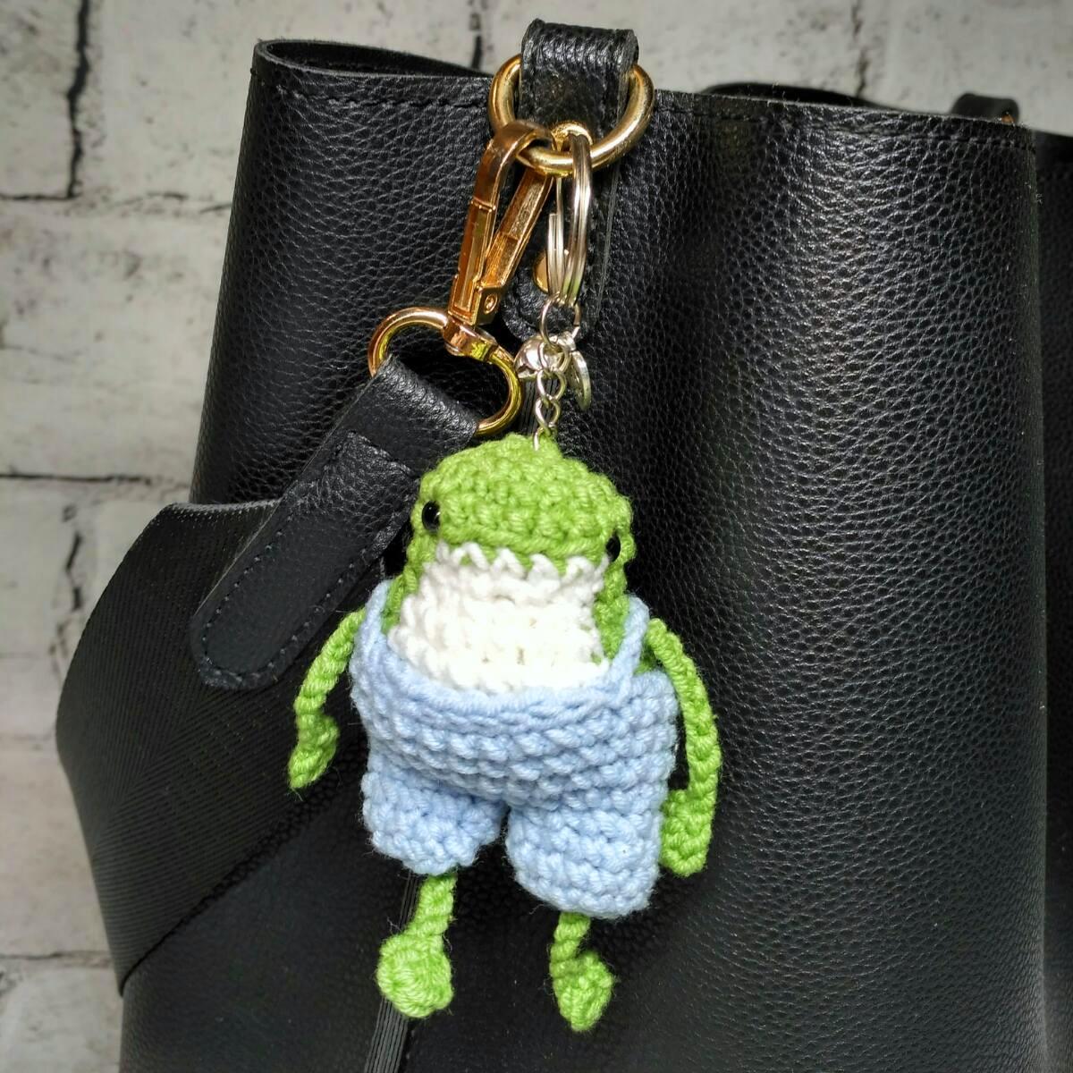 Брелок вязаный ручной работы амигуруми Жабка в комбинезоне 5х5 см Зеленый (203-2)