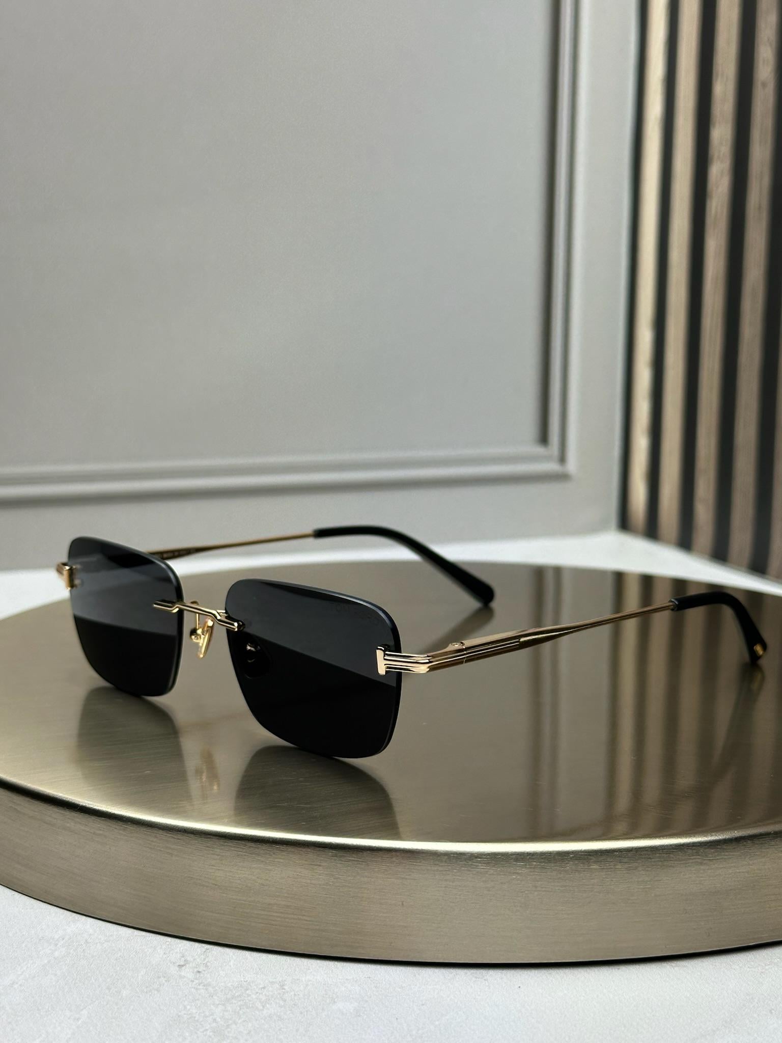 Солнцезащитные очки Tom Ford FT1354 безободочные прямоугольные темная линза унисекс Золотой