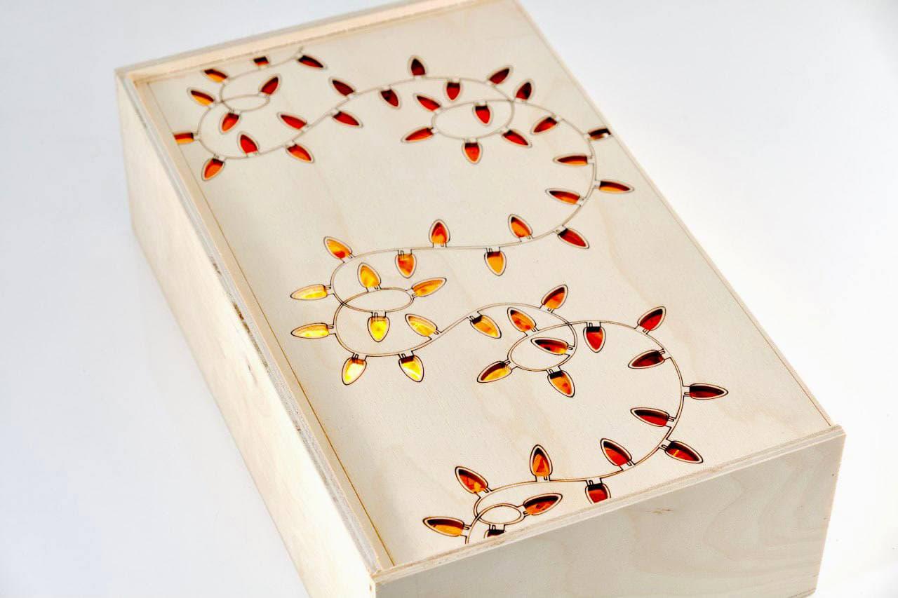 Подарочная коробка Зробив Тато Праздничные огоньки неокрашенная (BOX2004) - фото 3 Подарочная коробка Зробив Тато Праздничные огоньки неокрашенная (BOX2004) - фото 3