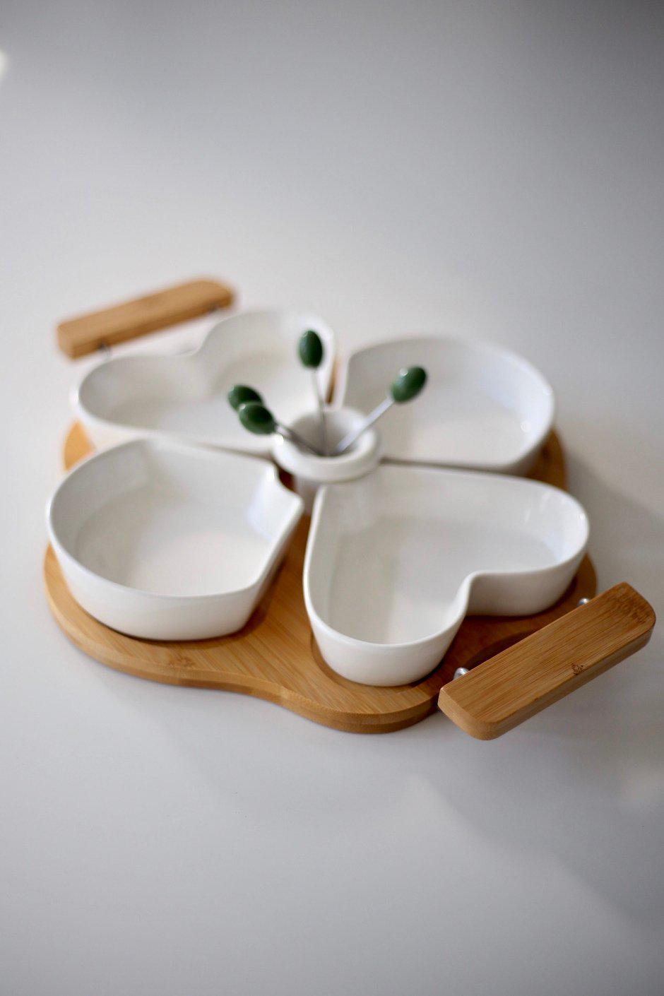 Менажница Серце керамическая на деревянной подставке со шпажками 26 см Белый (00000010201) - фото 2 Менажница Серце керамическая на деревянной подставке со шпажками 26 см Белый (00000010201) - фото 2