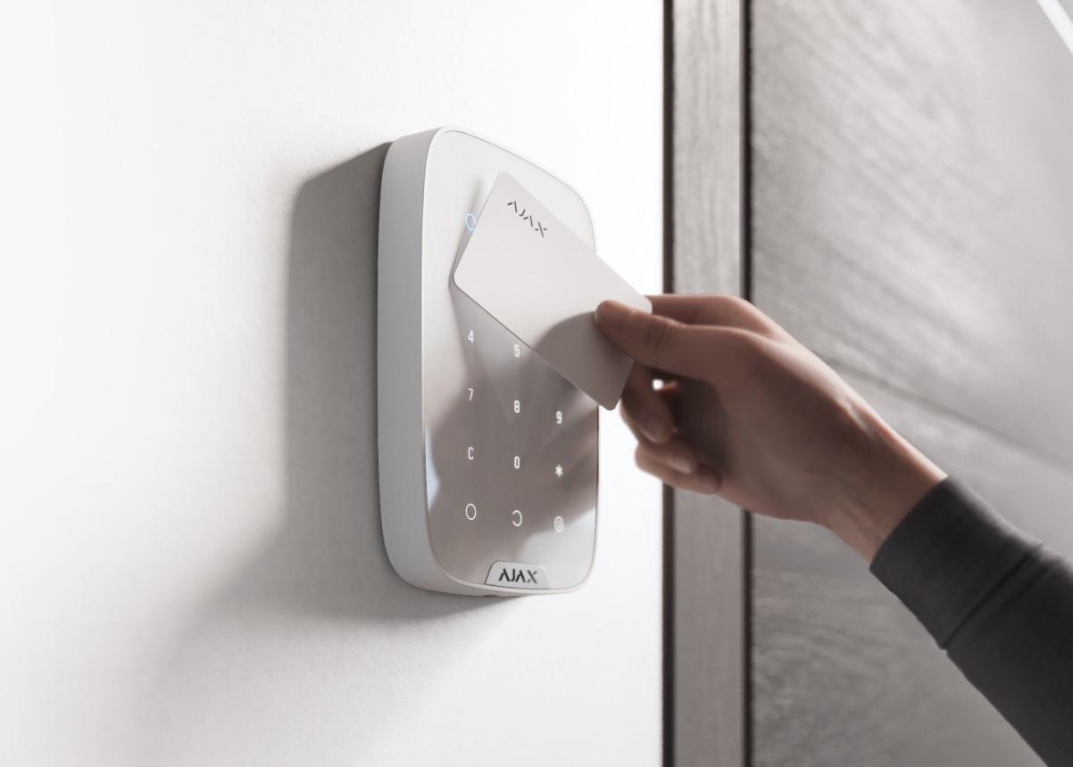 Карта для управления охранной системой Ajax Pass Белый 100 шт. - фото 5 Карта для управления охранной системой Ajax Pass Белый 100 шт. - фото 5