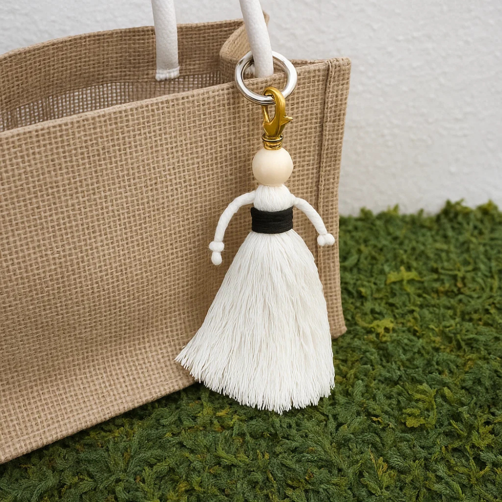 Набор макраме для рукоделия и творчества для ручной вязки и плетения брелока Куколка для ключей и аксессуаров Белый с черным