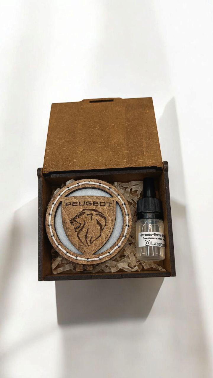 Ароматизатор в дифлектор для авто Peugeot з дерева та войлока та аромапарфюм 5 мл (82) - фото 2 Ароматизатор в дифлектор для авто Peugeot з дерева та войлока та аромапарфюм 5 мл (82) - фото 2