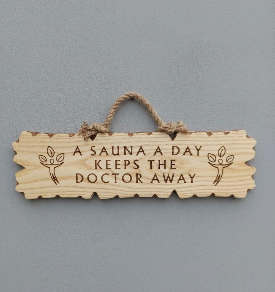 Табличка деревянная A SAUNA A DAY KEEPS THE DOCTOR AWAY (33285031)