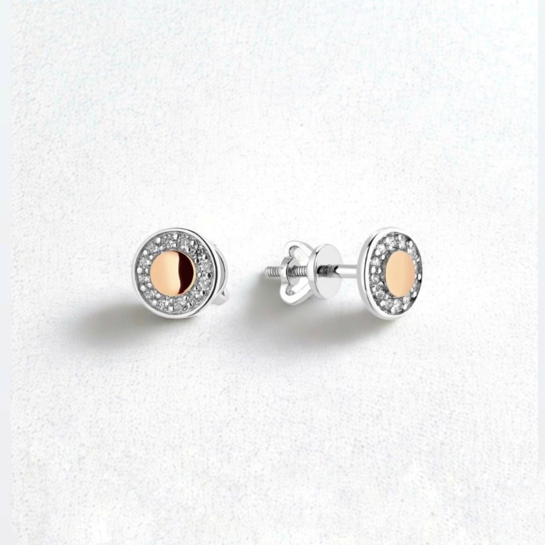 Серьги гвоздики на закрутках монетка в белых камнях с золотой пластиной серебро 925 пробы 1,38 г (1603с)