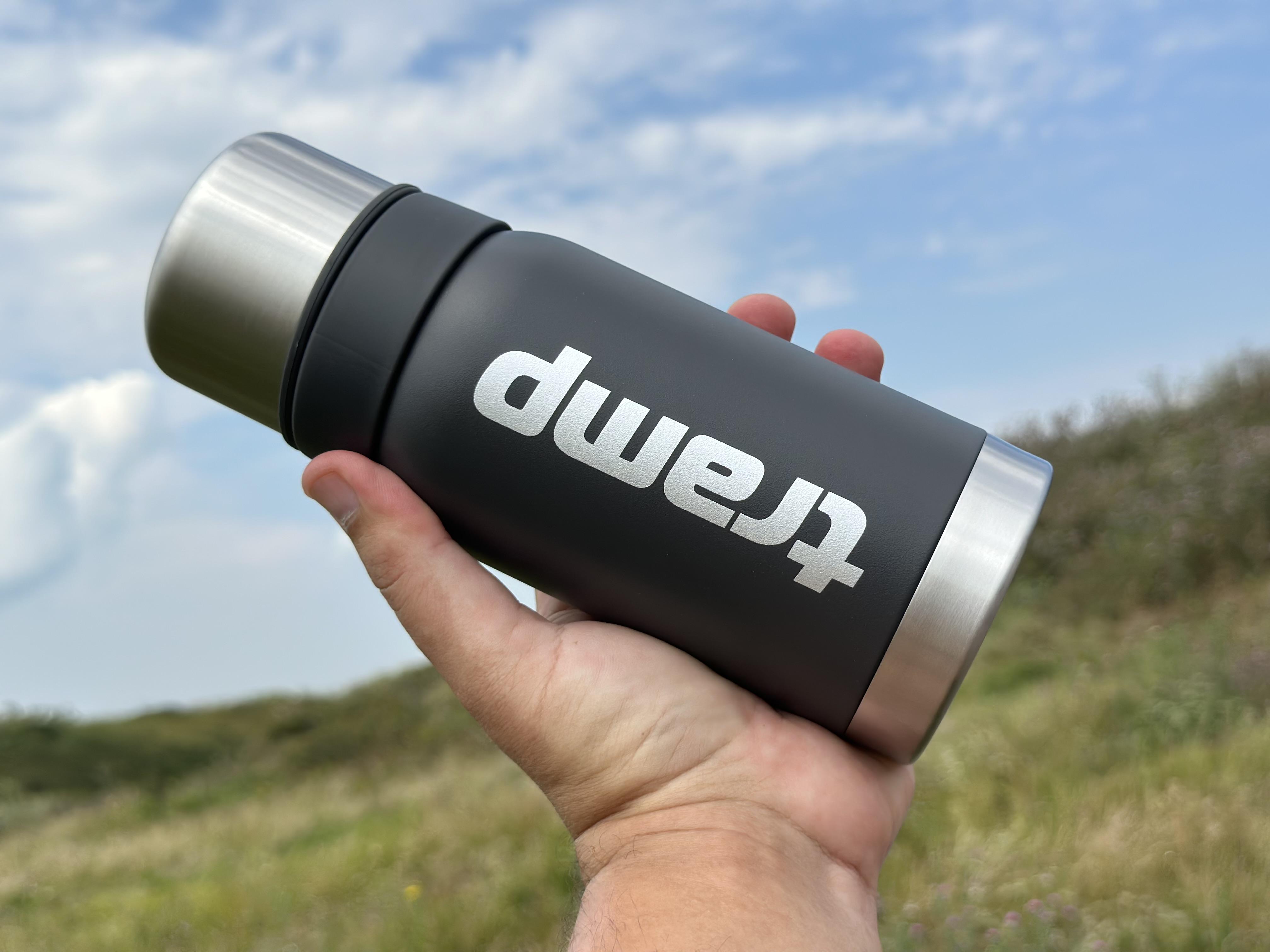 Термос для напитков Tramp expeditio с нержавейки держит 24 ч. 0,5 л (TRC-030-grey) - фото 4 Термос для напитков Tramp expeditio с нержавейки держит 24 ч. 0,5 л (TRC-030-grey) - фото 4