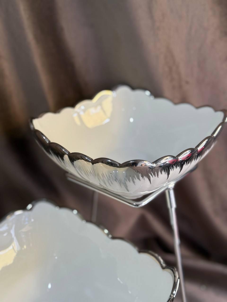 Фруктовниця Yiwu 2561-1AS порцелянова на металевій підставці 2 яруси 27х21х25 см Білий з срібним (30059634) - фото 5 Фруктовниця Yiwu 2561-1AS порцелянова на металевій підставці 2 яруси 27х21х25 см Білий з срібним (30059634) - фото 5