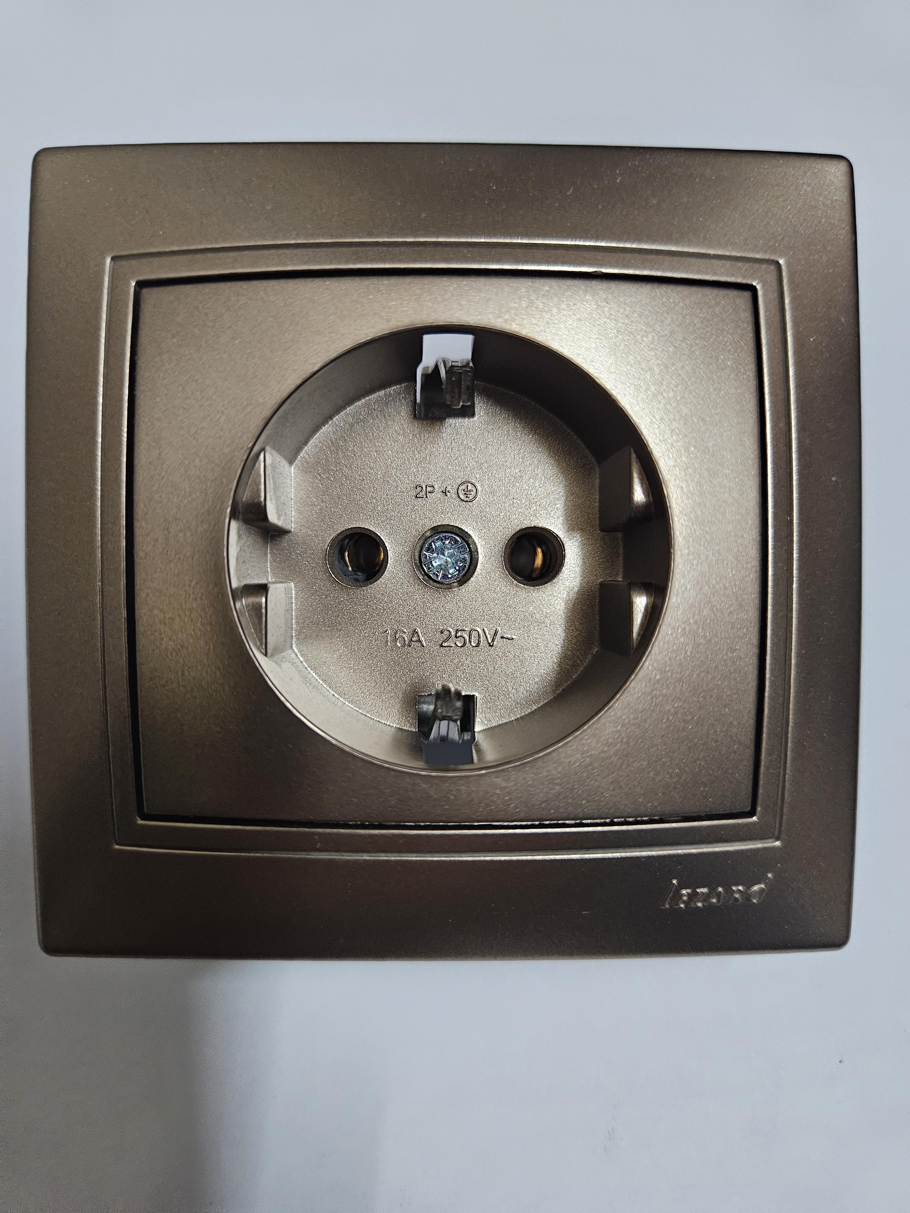 Розетка 1-а Lezard Mira з заземленням (7315)