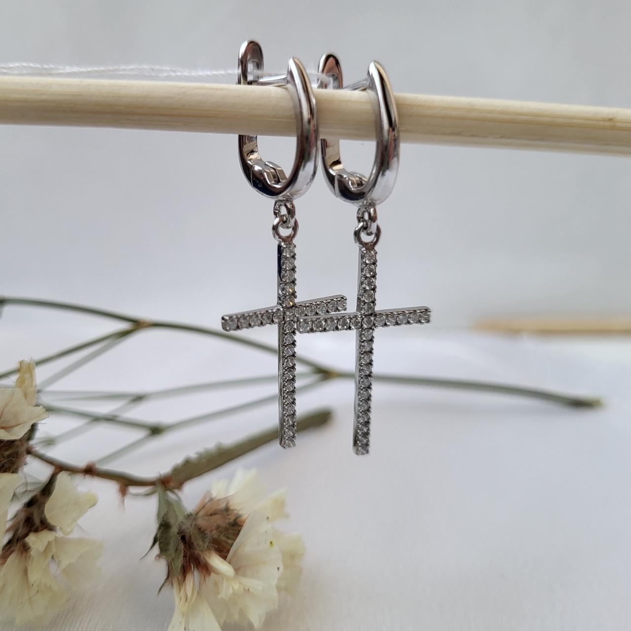 Серьги Крест в белых камнях покрытое родием из серебра 925 проба 3,85 г (1293)