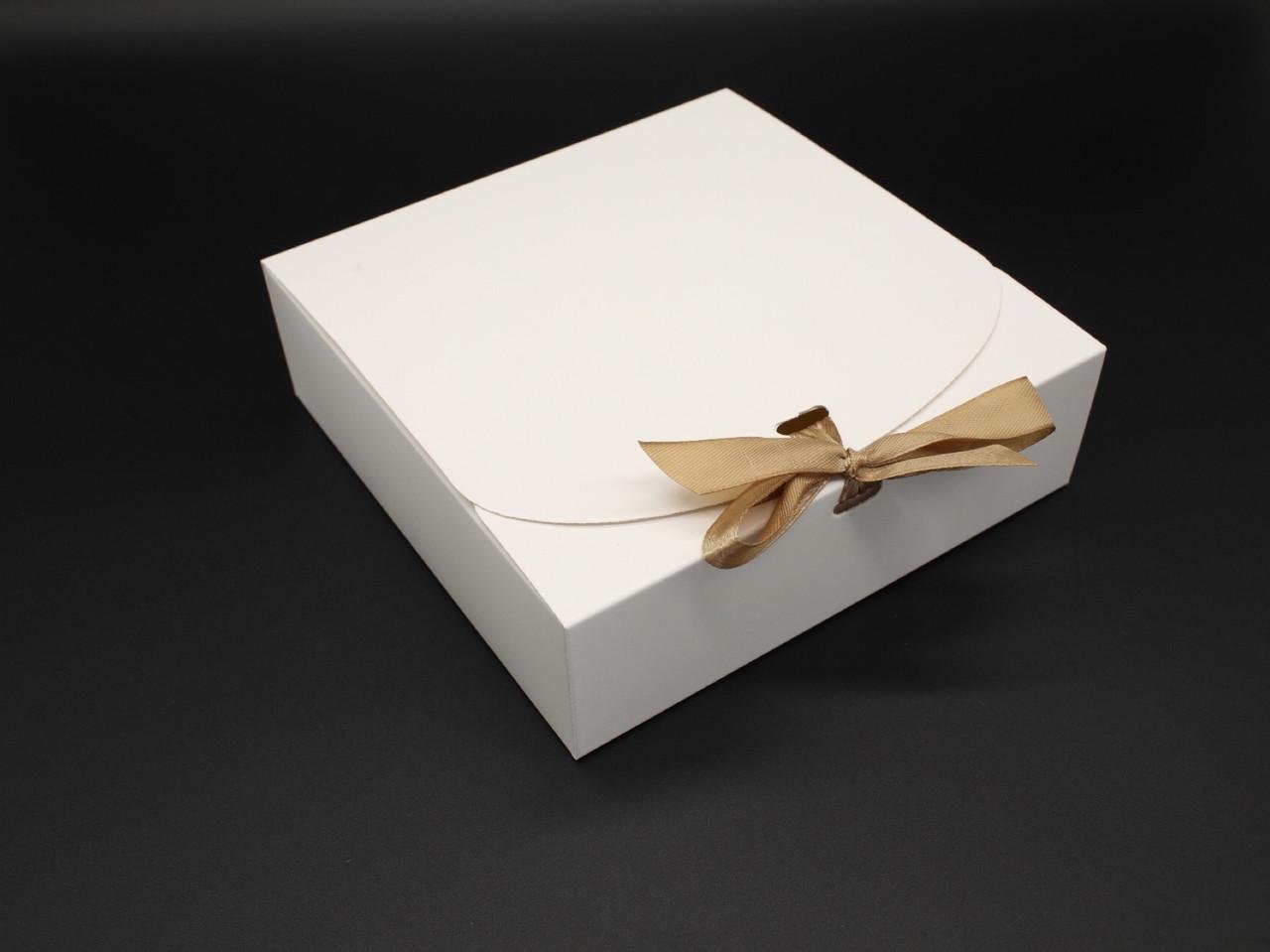 Коробка подарункова зі стрічкою збірна з відкидною кришкою 16,5х16,5х5 см Білий (OA-30) - фото 3 Коробка подарункова зі стрічкою збірна з відкидною кришкою 16,5х16,5х5 см Білий (OA-30) - фото 3