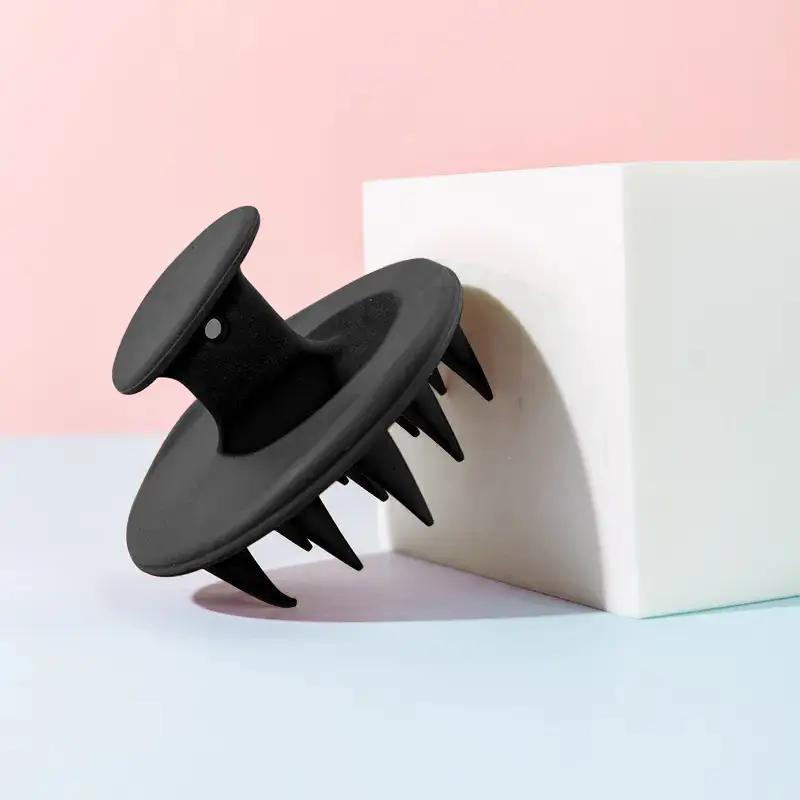 Щетка массажная для мытья волос и нанесения шампуня силиконовая с ручкой 7,8х7,8х6 см Черный (D-0004) - фото 5 Щетка массажная для мытья волос и нанесения шампуня силиконовая с ручкой 7,8х7,8х6 см Черный (D-0004) - фото 5